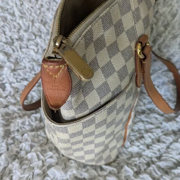 Louis Vuitton: Azur Damier Totally MM - Picture 3 of 13